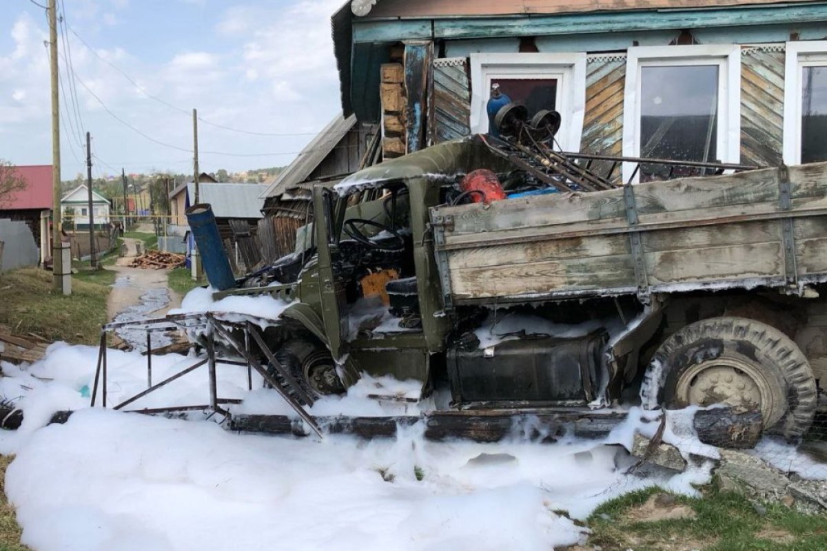    Грузовик с газовыми баллонами врезался в жилой дом в Усть-Катаве