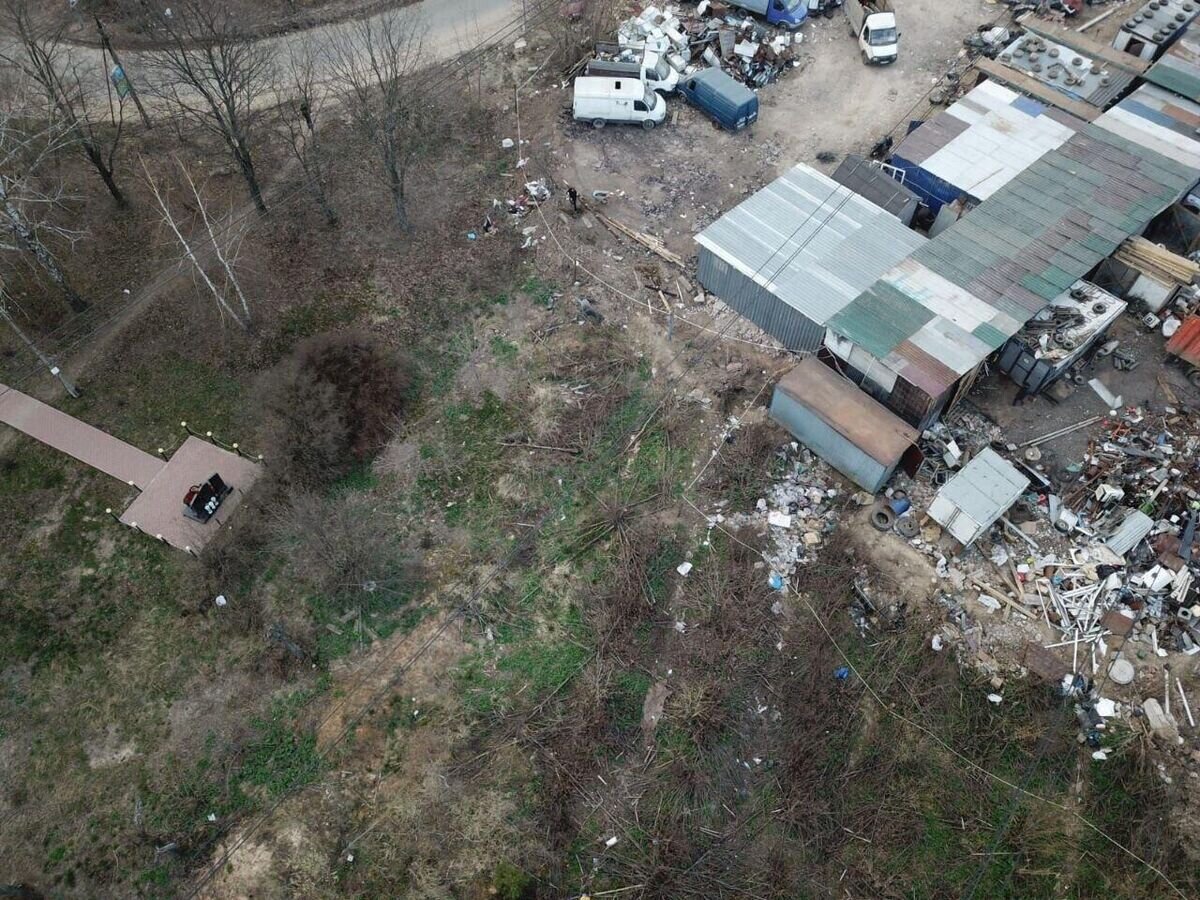    Свалка от стройки распространилась до мемориала ВОВ© Фото из личного архива Олеси Ивановой