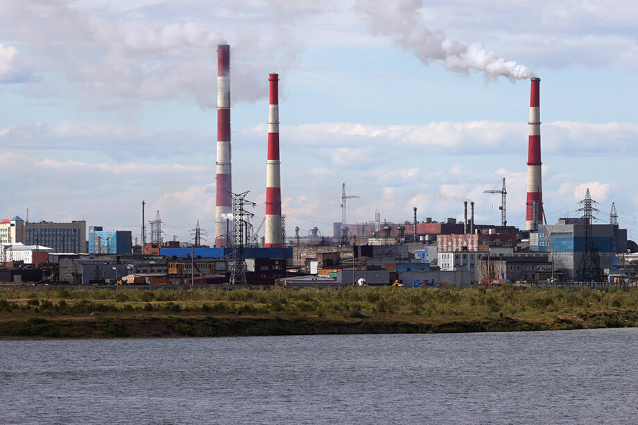 Вид на Медный завод Заполярного филиала ГМК «Норникель». Завод был запущен в эксплуатацию в декабре 1949 года. Он является одним из основных предприятий в технологической цепочке ГМК «Норильский никель». Фото: Сергей Карпухин/ТАСС