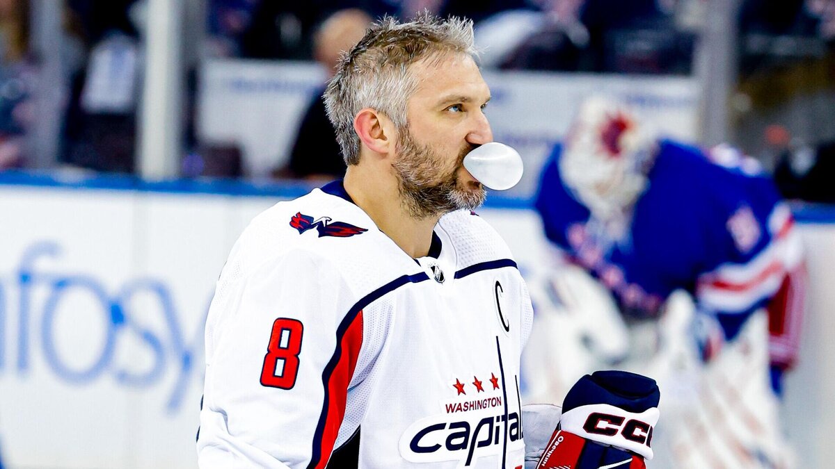Несмотря на то, что недавно завершившийся регулярный сезон НХЛ стал, пожалуй, худшим в карьере Александра Овечкина, 37-летний россиянин побил несколько рекордов лиги и продолжает двигаться к главному