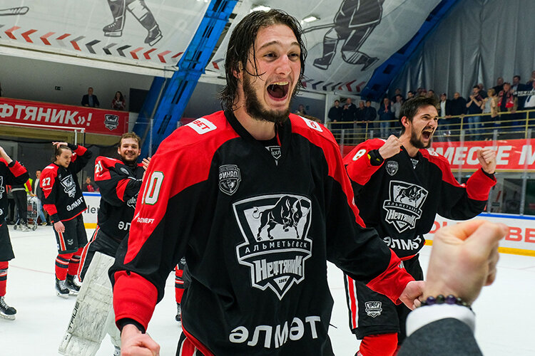    «Нефтяник» обыграл тульский клуб АКМ (3:2 ОТ) в четвертом матче финала Кубка Петрова и стал обладателем трофея.   
Фото: ahc-neftyanik.ru