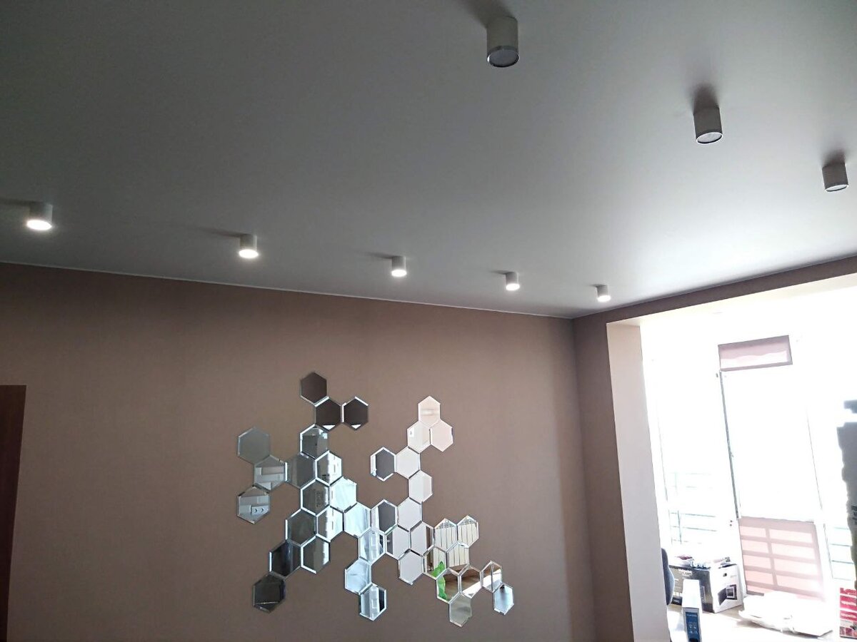 Матовый натяжной потолок в жилой квартире