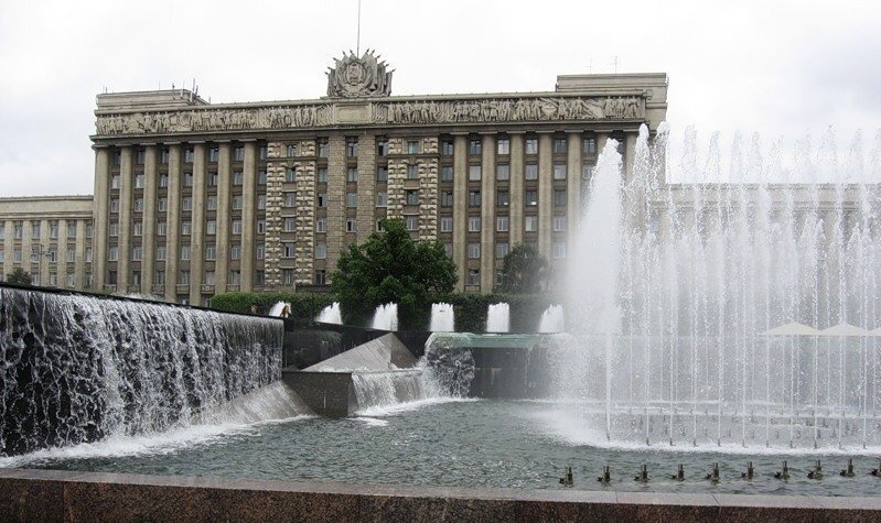 Фонтаны и Дом Советов на Московской площади Санкт-Петербурга