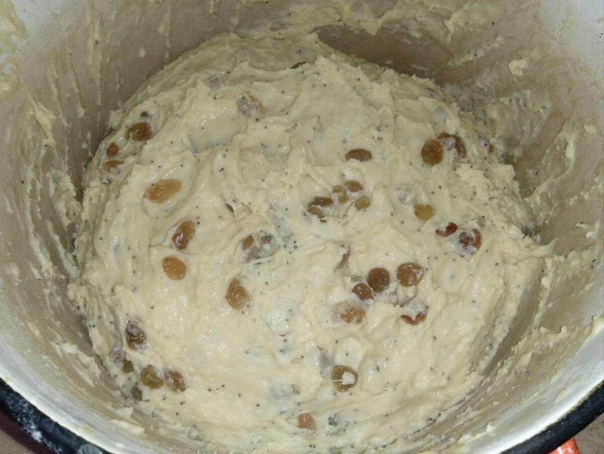 Для приготовления классического кулича я делаю тесто на дрожжевой опаре 