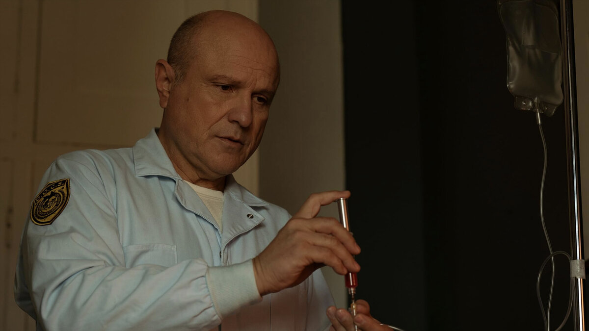 Кадр из фильма "Гуманный"