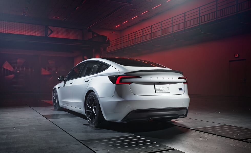Обновлённая Tesla Model 3 прибавила в мощности + 55 л. с. и может разгоняться до 60 миль/ч (~96,56 км/ч) за 2,9 секунды!