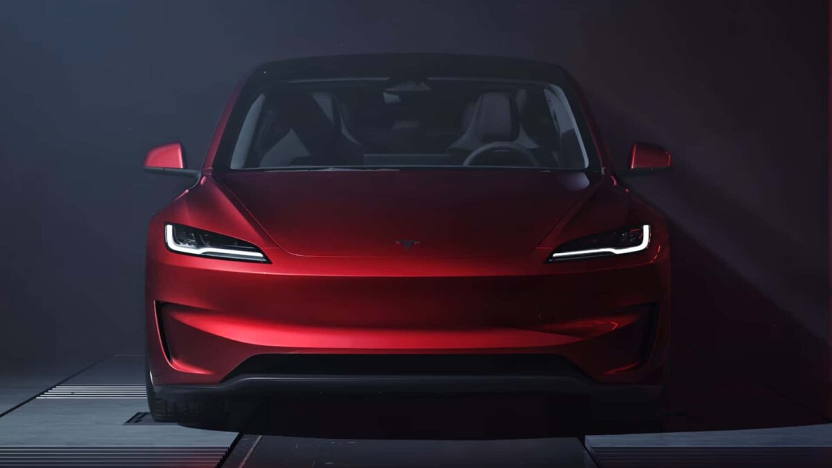 У новой Model 3 Performance новая адаптивная подвеска, тормоза увеличенного размера и специальный ездовой режим для трека