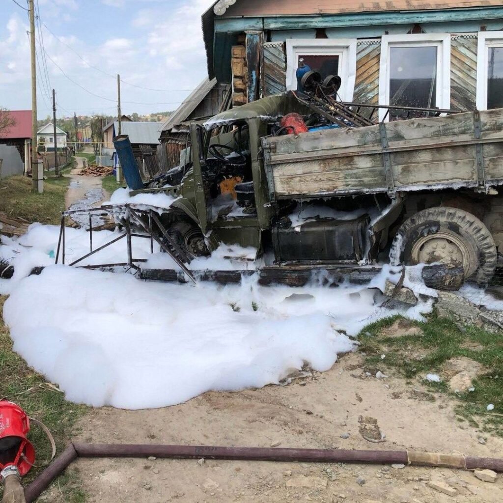 В Челябинской области «Урал» с газовыми баллонами врезался в жилой дом |  Правда УрФО | Дзен