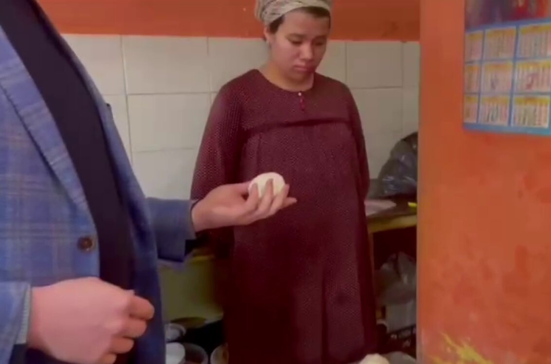 Подпольный цех нашли в здании бывшего клозета. Фото: скриншот видео в телеграм-канале "ЧУКРЕЕВ".