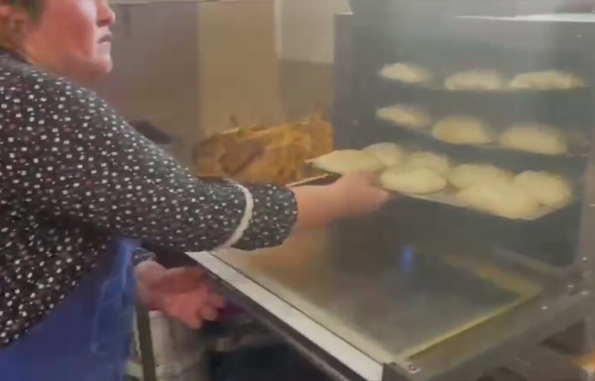 Сотрудницы плохо понимают по-русски. Фото: скриншот видео в телеграм-канале "ЧУКРЕЕВ".