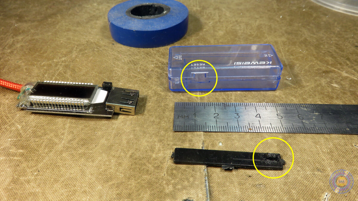 В кружочке будущая кнопка и место в корпусе для ее установки.