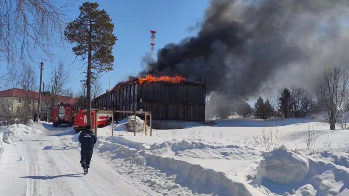 В Ноябрьске загорелся расселенный многоквартирный дом | Время Новостей |  Дзен