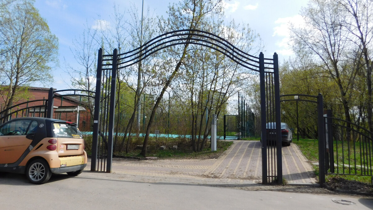 Центральный вход в парк на левом берегу реки "Сходня".