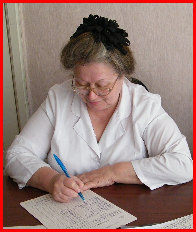 Агния Львовна изменилась в лице. когда Лиза вошла в кабинет вслед за Мишей