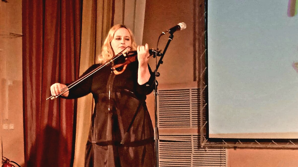 Открыла День Поэзии художественный руководитель структурного подразделения «Заря» Ирина Трофимова, исполнив скрипичную композицию 