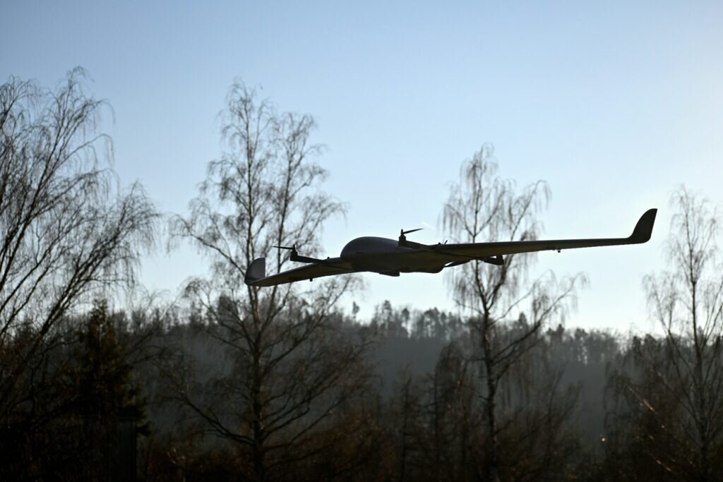 Дроны — современное средство разведки и поражения, они выглядят как небольшое самолетоподобное устройство, летающее на малой высоте.
