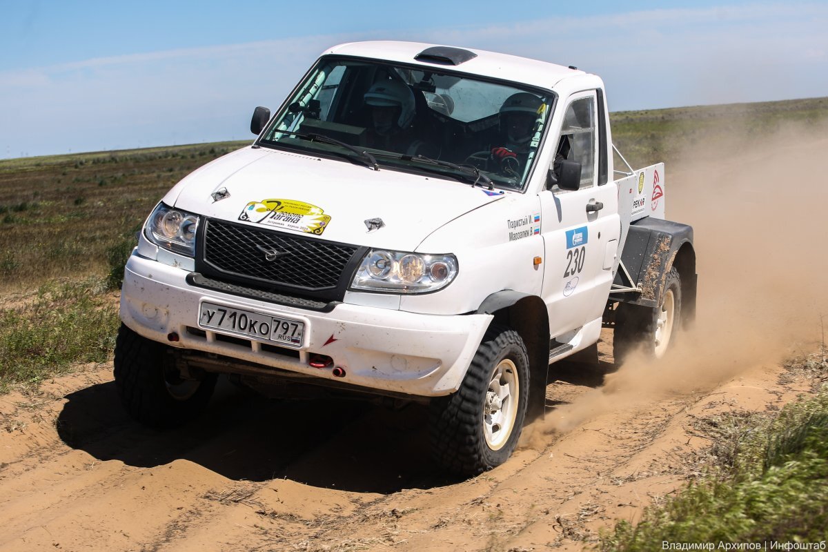    Как грузовики покоряли астраханские пески: фоторепортаж из степи