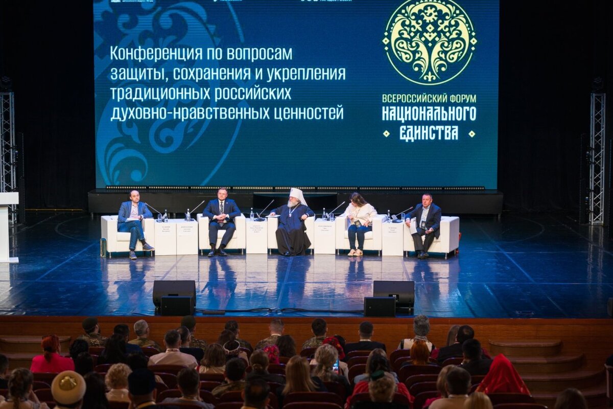    В Югре обсудили совершенствование мер по сохранению и укреплению традиционных российских духовно-нравственных ценностей
