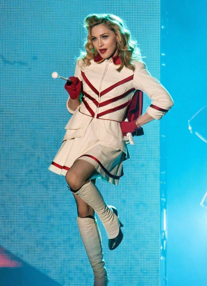 Уверена, что Мадонна, как истинный Лев, сможет сегодня найти опору в своей жизни!