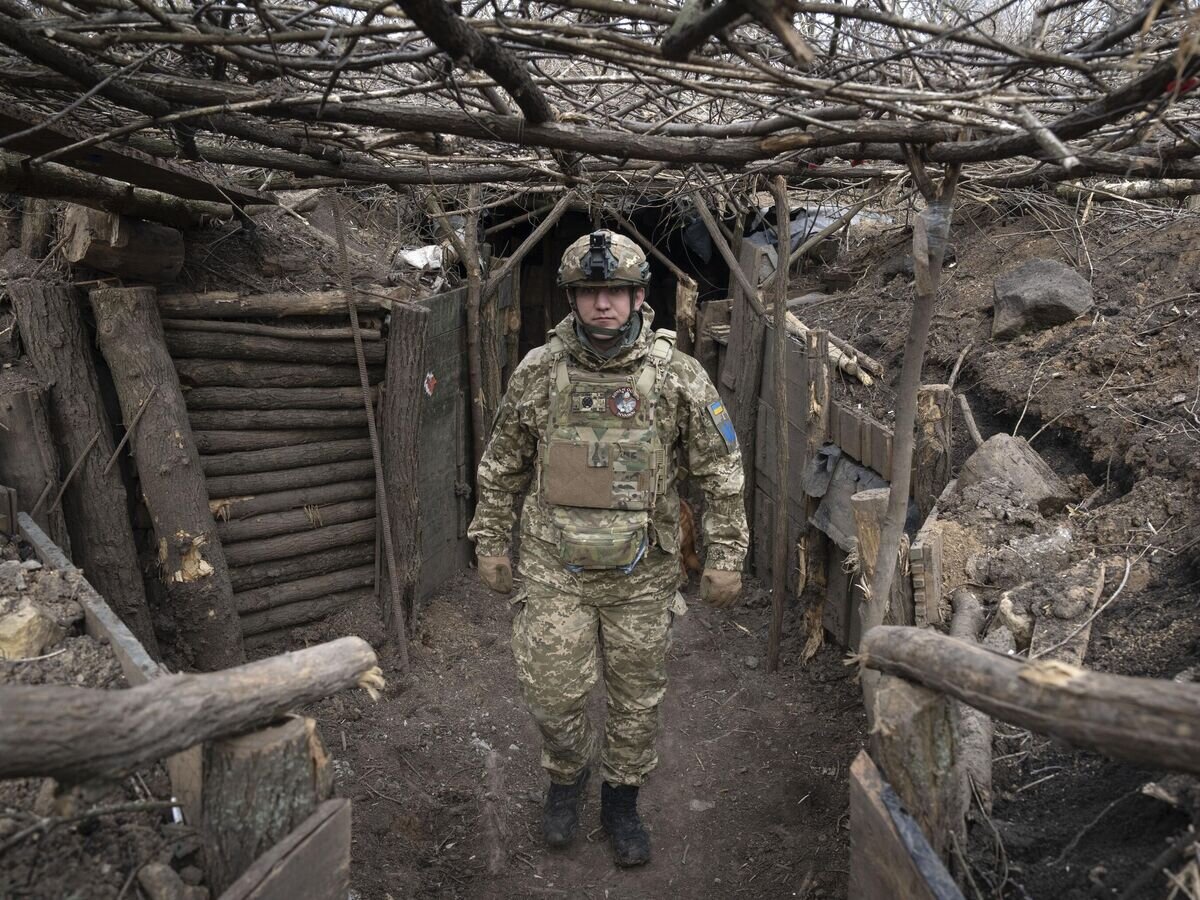    Украинский военнослужащий в окопе© AP Photo / Efrem Lukatsky