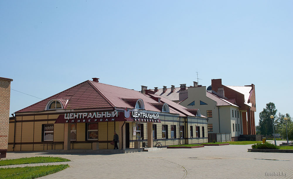 Универсам "Центральный" на главной (и единственной!) площади Дрибина. Источник изображения: сайт flectone.ru