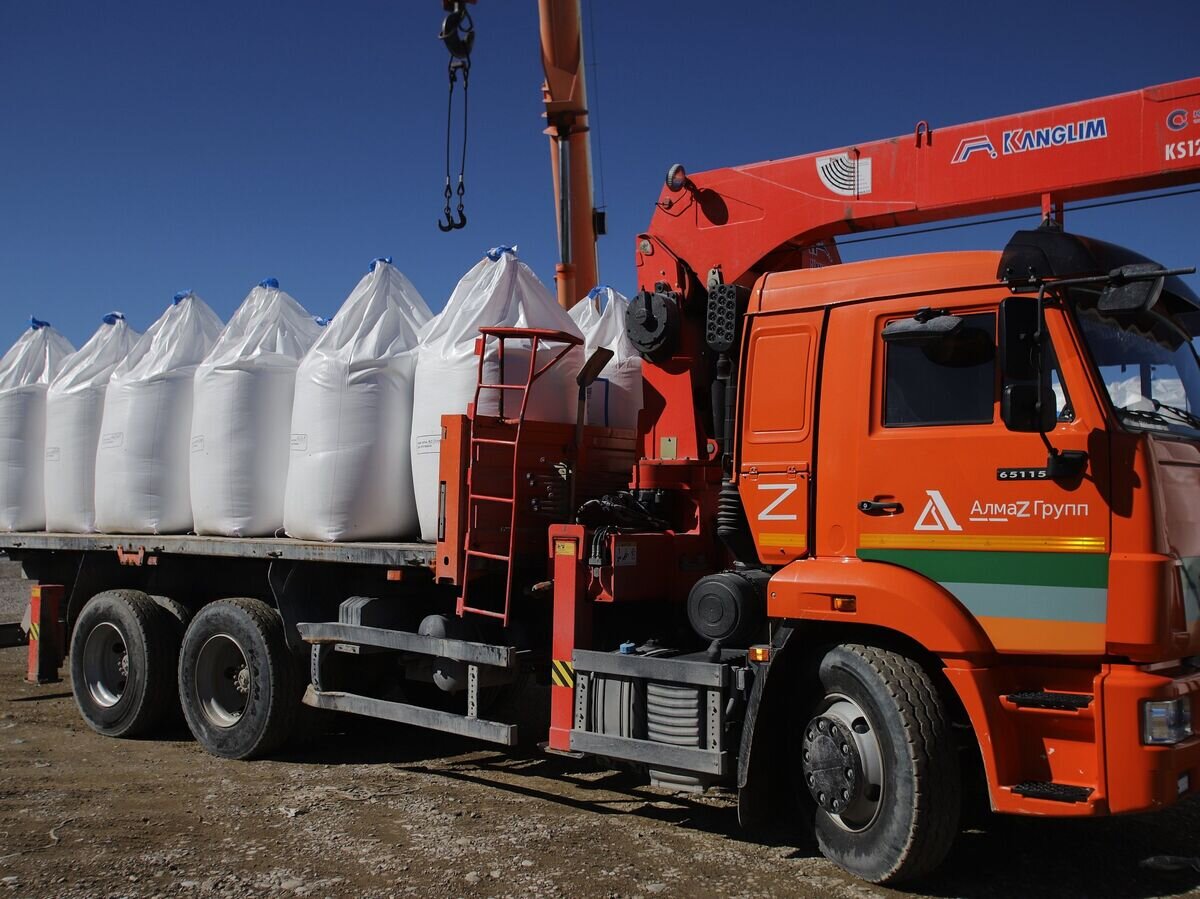    Погрузка мешков с удобрениями© РИА Новости . Денис Абрамов