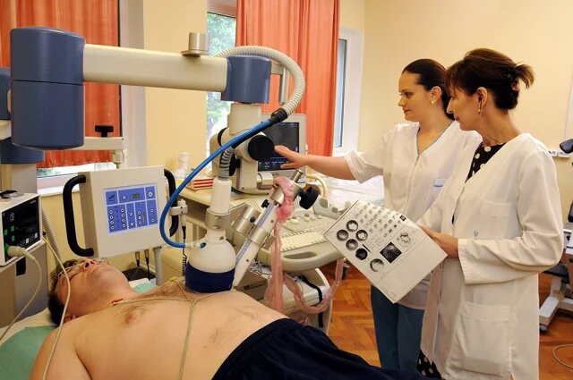    Чем медицинская услуга отличается от медпомощи?