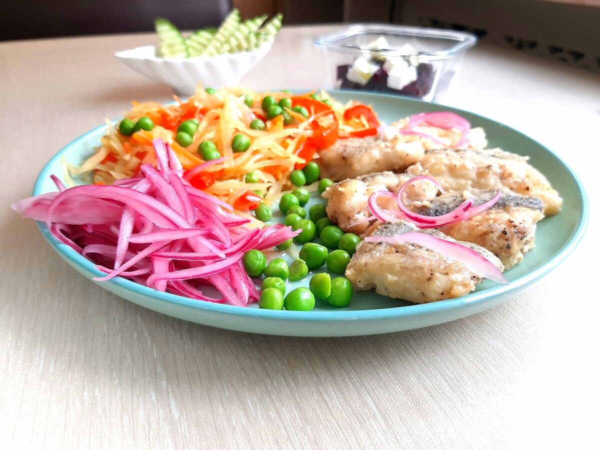 Обед от Валентины. Треска жареная, овощи тушёные, зелёный горошек, лук маринованный, огурец свежий.