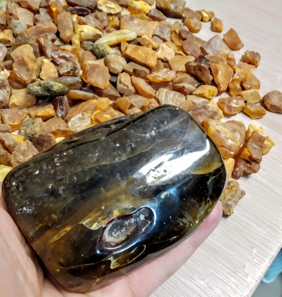 Очищенный от песка и глины янтарь