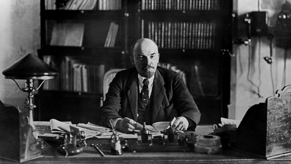 Ленин за рабочим столом