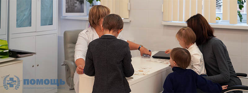 Психолог эксперт в АКЦ Помощь. Постановочное фото, игра в ассоциации с детьми