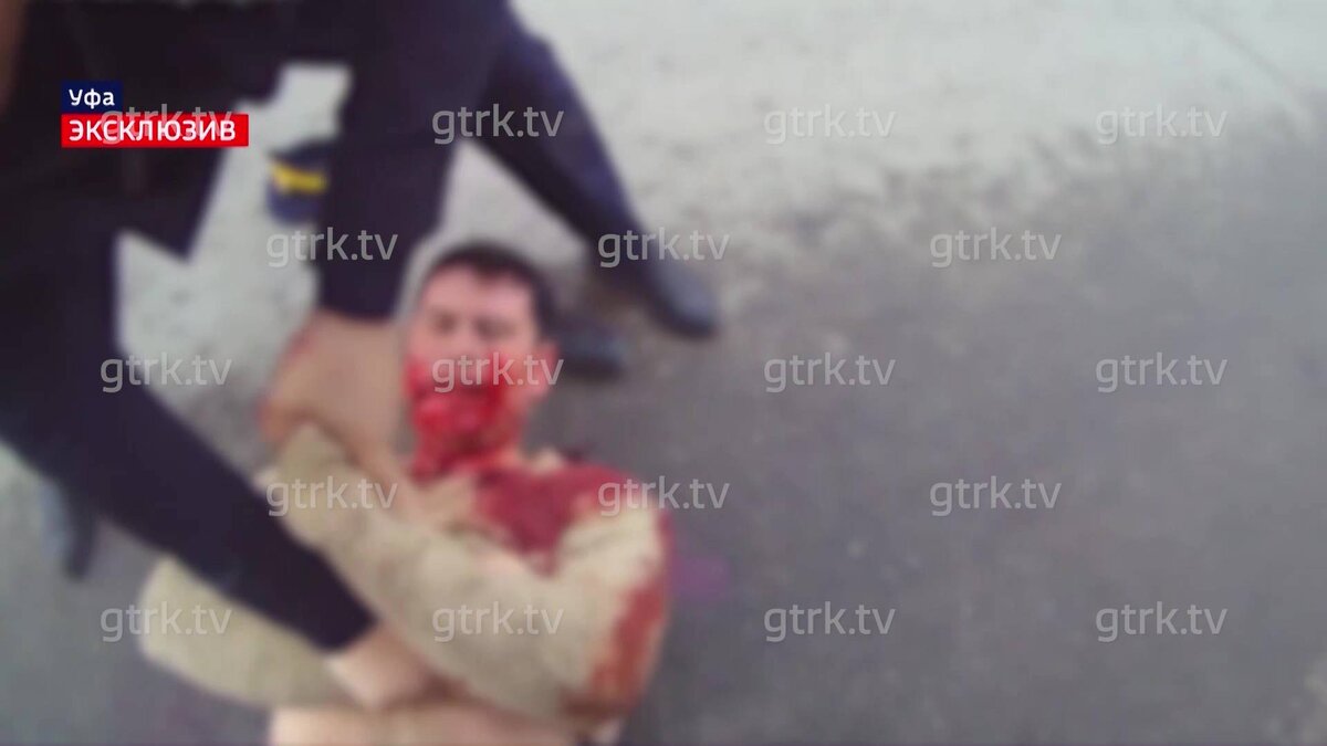    Публикуем эксклюзивные кадры задержания уфимца, порезавшего ножом двух полицейских