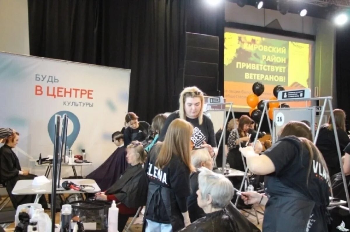    На Урале две сотни ветеранов перед Днем Победы посетили салон красоты