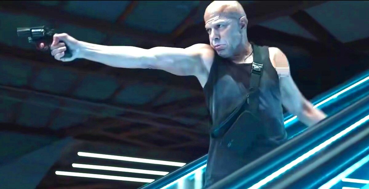 Не ожидали? Вздрогнули? Ладно, мы люди культурные, обойдемся без саечки за испуг. Но всё равно любой бы вздрогнул, перепутав лысовыбритого Пьерфранческо Фавино с Брюсом Уиллисом.