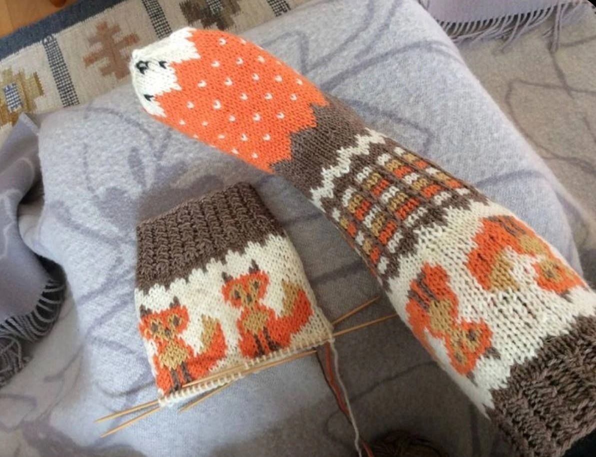 Носочки с лисьей мордочкой на мамке (фото из открытых источников)