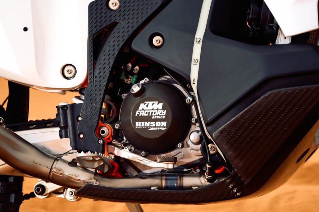 Переработанная головка блока цилиндров SOHC с усиленным сцеплением и коробкой передач, а также новейшая электронная система впрыска топлива еще больше повышают производительность.