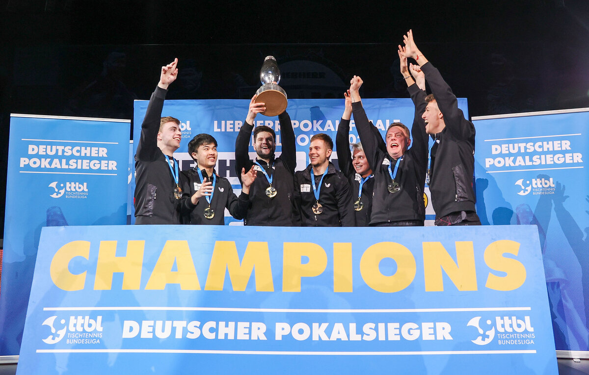    Дмитрий Мазунов (второй справа) с командой "Ной-Ульм" после победы в Кубке Германии, 2023 год  Joaquim Ferreira/Getty Images