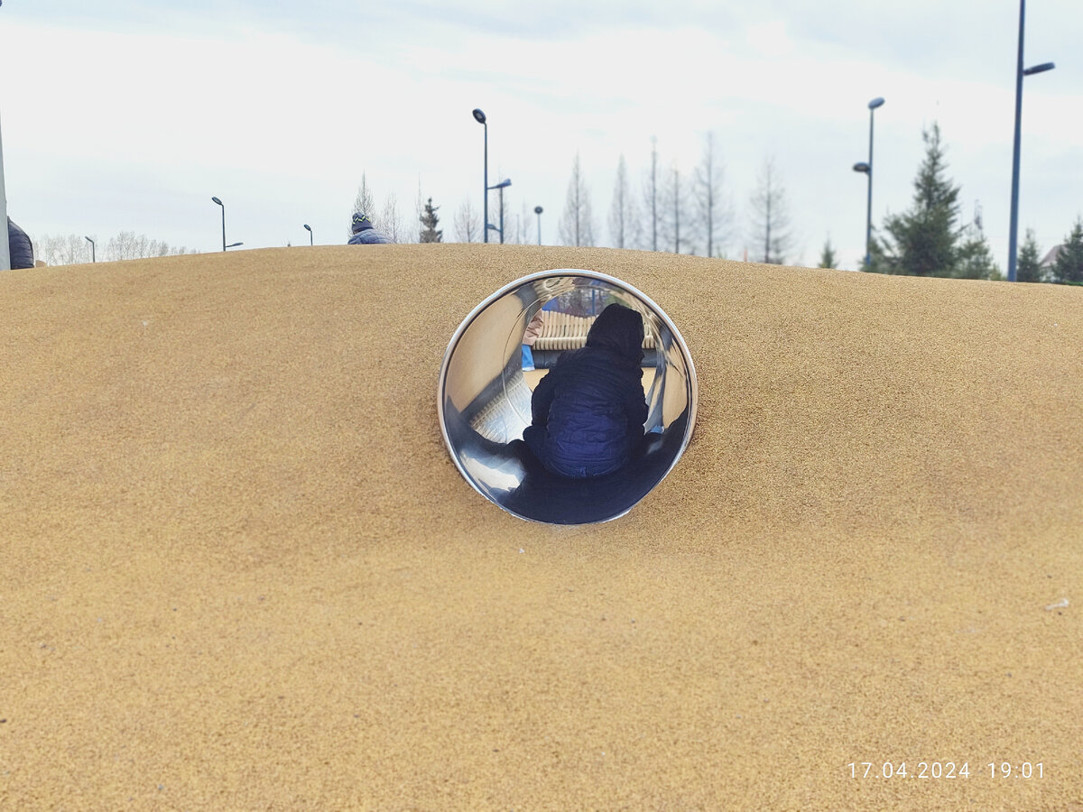 Паша. Когда ребёнок так сидит в трубе - это тоже странно, согласна. Но ещё не настолько, чтобы вход и выход заваливать