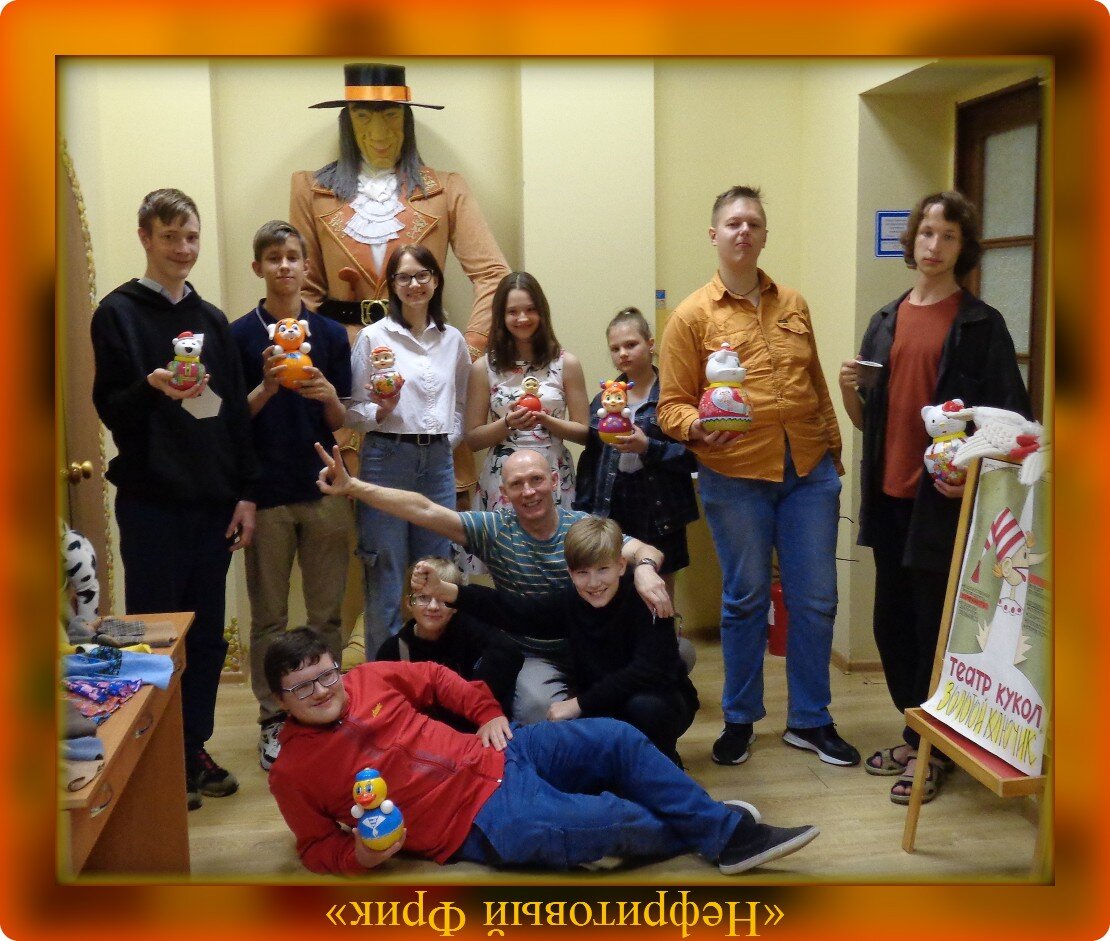 Фотография из личного архива автора. Клуб юных мыслителей "Неваляшка" с неваляшками...