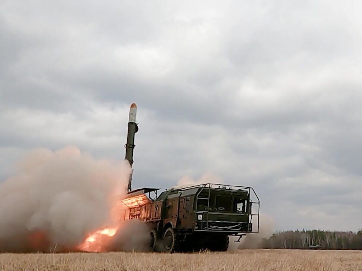    Удар оперативно-тактическим ракетным комплексом "Искандер" по объектам ВСУ© Пресс-служба Минобороны РФ