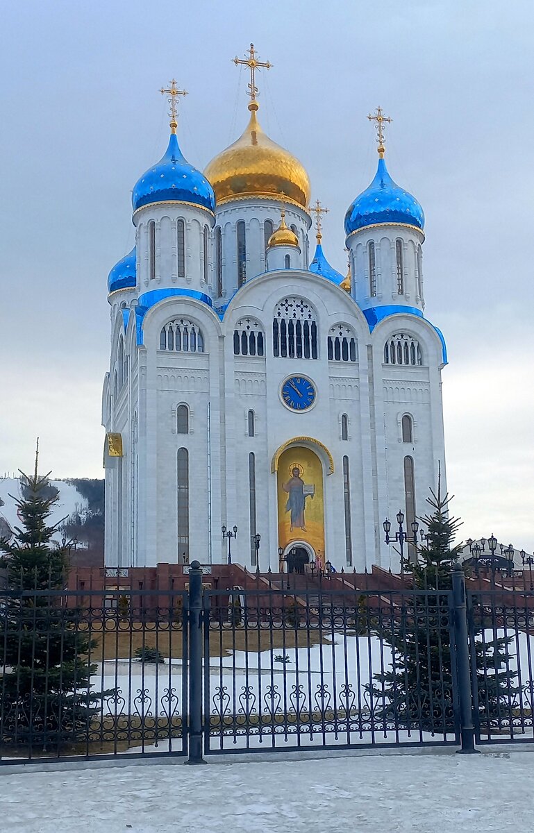 Над центральным входом в Собор расположены часы‐куранты более 4-х метров в диаметре с колокольным звоном. Куранты повторяют башенные часы на Спасской башне в Москве.
