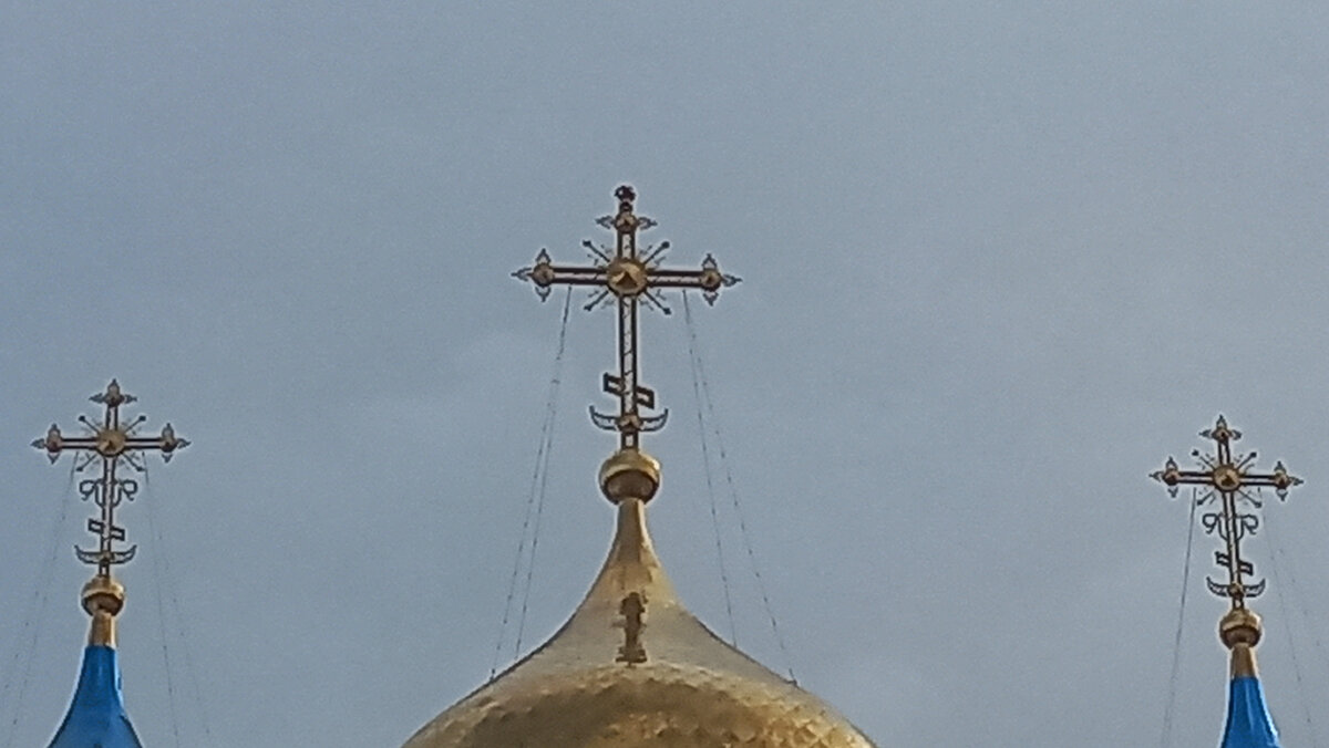 В полумесяце, что на кресте, видят колыбель Христа, священную чашу, символ царства Божьева.