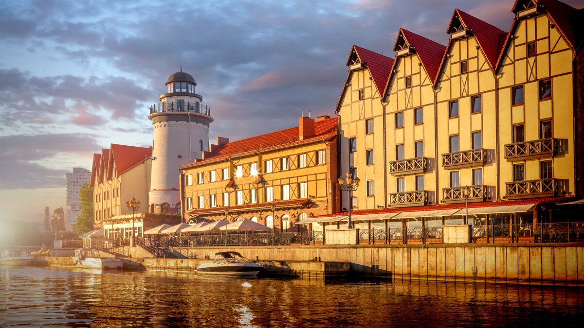 Рыбная деревня - это квартал современных зданий, имитирующих довоенную застройку.