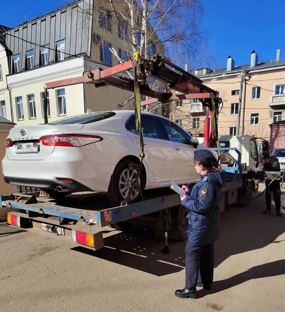 В Ярославле у поцарапавшей Porsche женщины хотели забрать «Тойоту» |  YarNews | Дзен