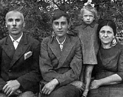 Павел Луспекаев. Отец - Богдасар Гукасович Луспекян. Мать - Серафима Авраамовна Ковалева