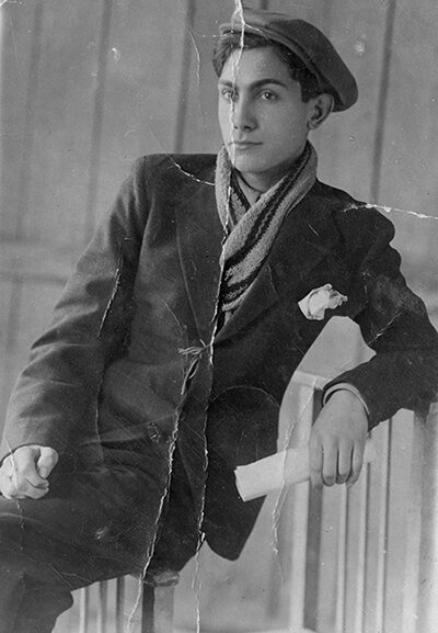 1944 год. В 1944 году, демобилизовавшись из армии, Павел Луспекаев переехал в Ворошиловград 