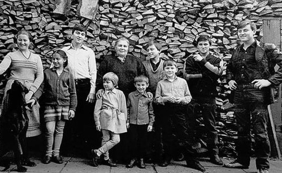 Большая семья Овечкиных, 1985 год. На фото слева направо - Ольга, Татьяна, Дмитрий, Нинель Сергеевна с Ульяной и Сергеем, Александр, Михаил, Олег, Василий. Фотографировал Игорь. Им бы лучше правильно жить и жить, но ... Источник фото - https://fishki.net/2231803-semy-simeonov-tragicheskaja-istorija-sovetskoj-semyi-ovechkinyh-ugnavshej-samolet-top.html