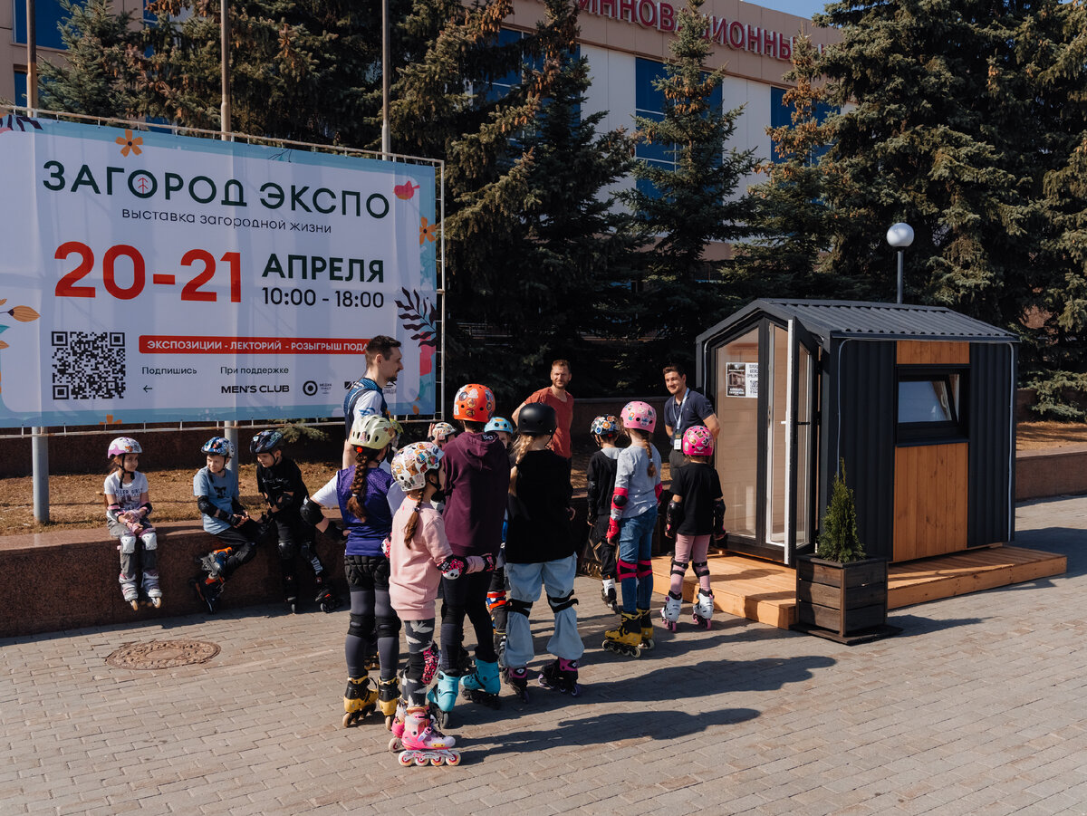 Уличные экспозиции на площади перед Технопарком