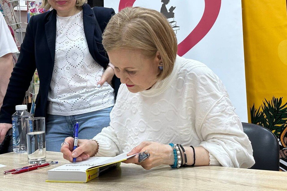    Многие фанаты просили писательницу написать в книгах какой-нибудь совет Алиса ВЬЮШКИНА