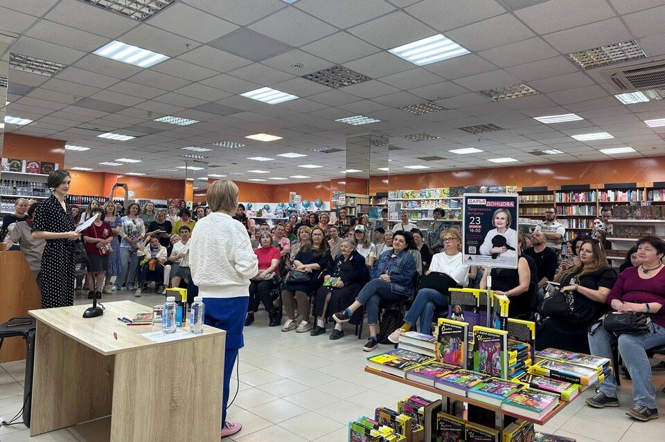    Поклонники разных возрастов посетили встречу с любимой писательницей Алиса ВЬЮШКИНА